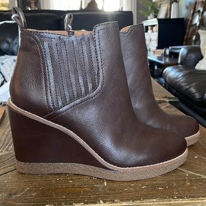NWT Zodiac brown leather wedge booties